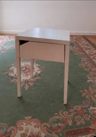 Mesita de noche blanca con cajón