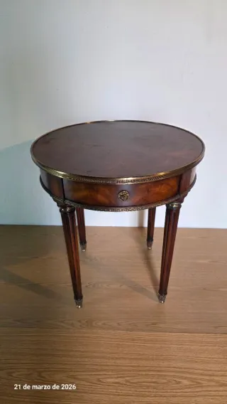 Mesa auxiliar Theodore Alexander antigua