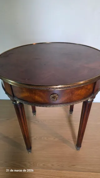 Mesa auxiliar Theodore Alexander antigua