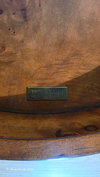 Mesa auxiliar Theodore Alexander antigua