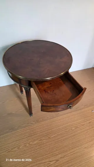 Mesa auxiliar Theodore Alexander antigua