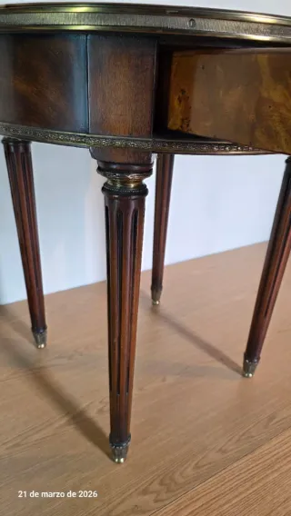 Mesa auxiliar Theodore Alexander antigua