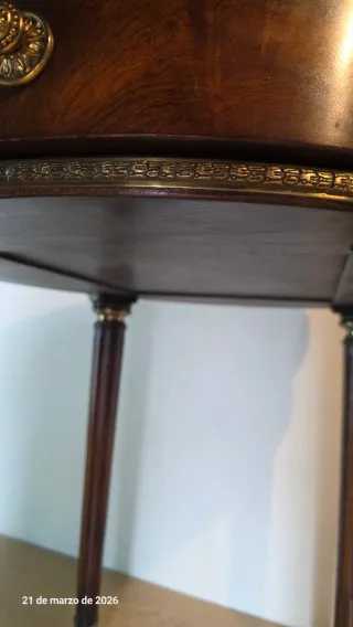 Mesa auxiliar Theodore Alexander antigua