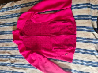 Forro polar rosa con estampado geométrico