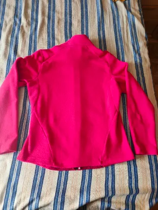 Forro polar rosa con estampado geométrico