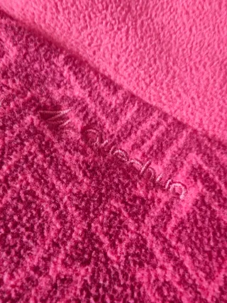 Forro polar rosa con estampado geométrico