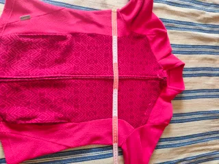 Forro polar rosa con estampado geométrico