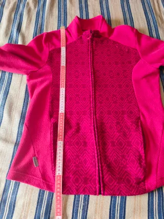 Forro polar rosa con estampado geométrico