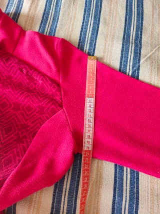 Forro polar rosa con estampado geométrico