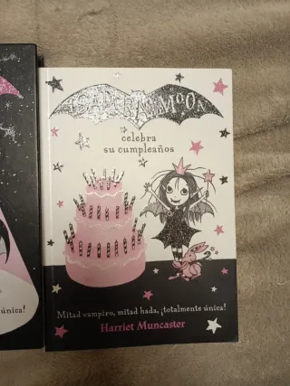 Libros de isadora Moon con un marcapáginas