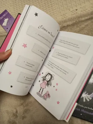 Libros de isadora Moon con un marcapáginas