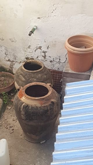 Tinaja antigua de barro para aceite