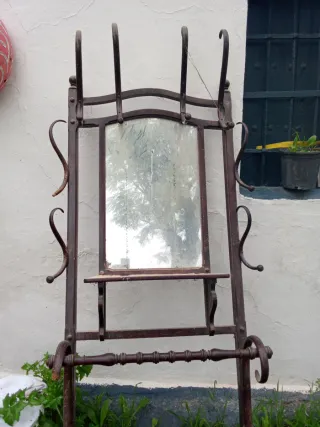 Perchero de madera antiguo con espejo