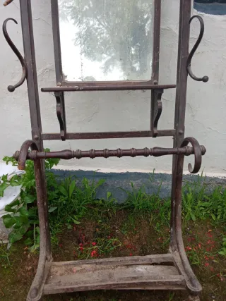 Perchero de madera antiguo con espejo