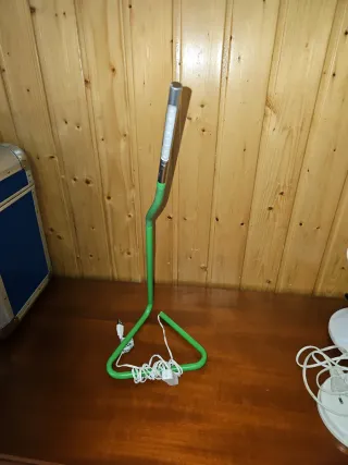 Lámpara de mesa blanca y verde