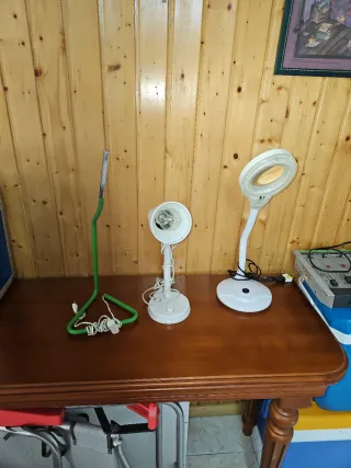 Lámpara de mesa blanca y verde