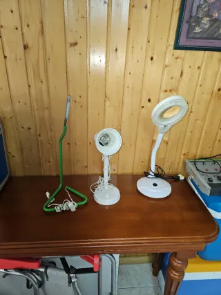 Lámpara de mesa blanca y verde