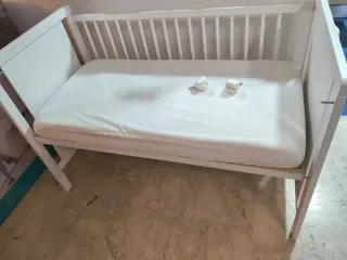 Cuna de madera para bebé