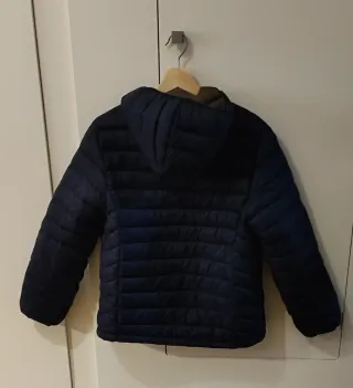 Chaqueta de plumas azul Mango.