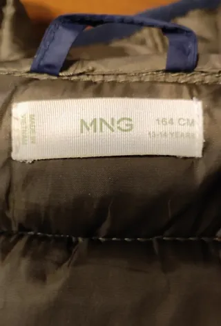 Chaqueta de plumas azul Mango.