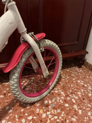 Bicicleta infantil blanca y rosa