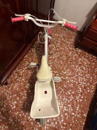 Bicicleta infantil blanca y rosa