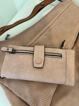 Bolso rosa y cartera a juego