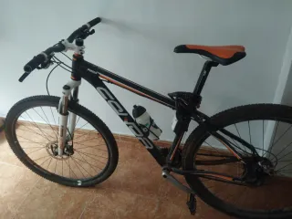 Bicicleta de Montaña Negra y Naranja