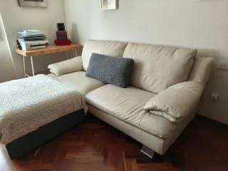Sofá de piel beige