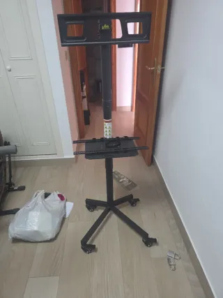 FORGING MOUNT Soporte TV Ruedas para TV de 23-60