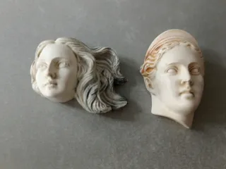 Figuras de colgar Artemisa y Afrodita. Theodoros