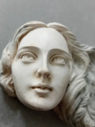 Figuras de colgar Artemisa y Afrodita. Theodoros