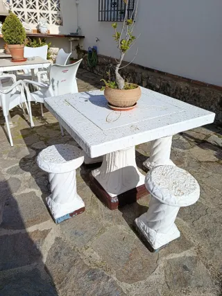 Mesa y bancos de piedra