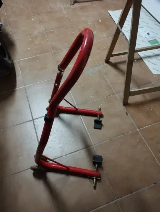 Caballete trasero moto rojo