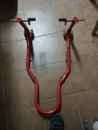 Caballete trasero moto rojo