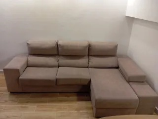 Sofá modular beige de tela. Chaise longue.
