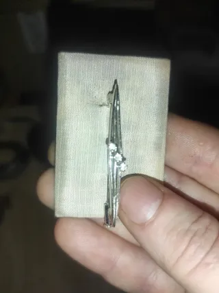 Broche plateado con detalles