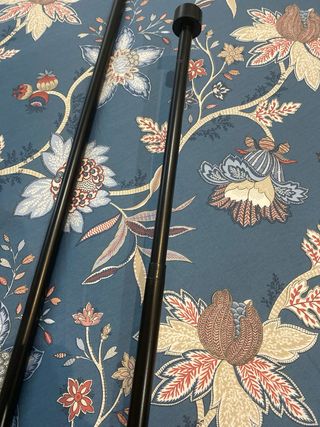 Barra para cortinas negra.