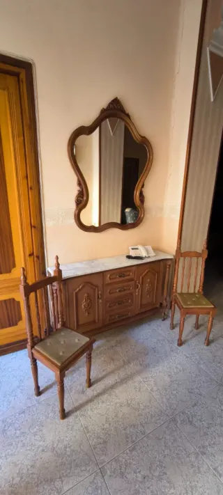 Mueble recibidor con espejo y 2 sillas