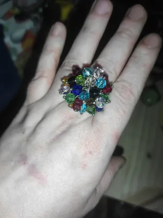 Anillo de bisutería con piedras