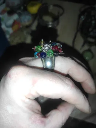Anillo de bisutería con piedras