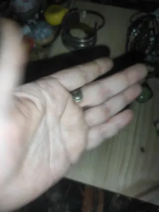 Anillo de bisutería con piedras