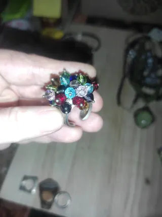 Anillo de bisutería con piedras