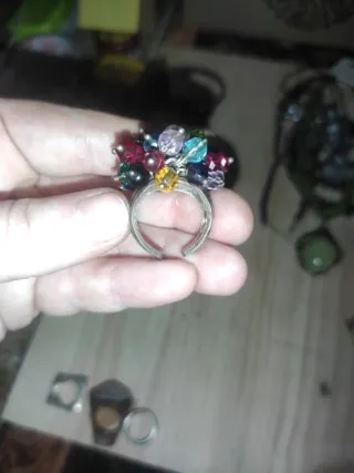 Anillo de bisutería con piedras