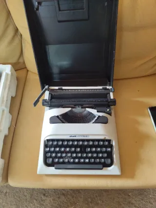 Máquina de escribir Olivetti Lettera 10