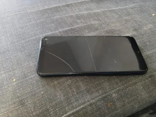 Móvil Negro con Pantalla Rota