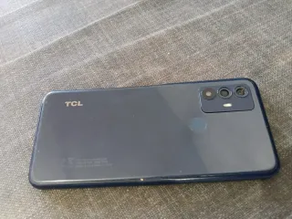 Móvil Negro con Pantalla Rota