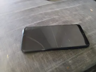 Móvil Negro con Pantalla Rota