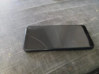 Móvil Negro con Pantalla Rota