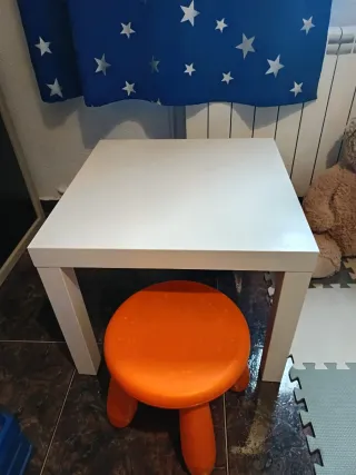 Mesa, taburete infantil y alfombra